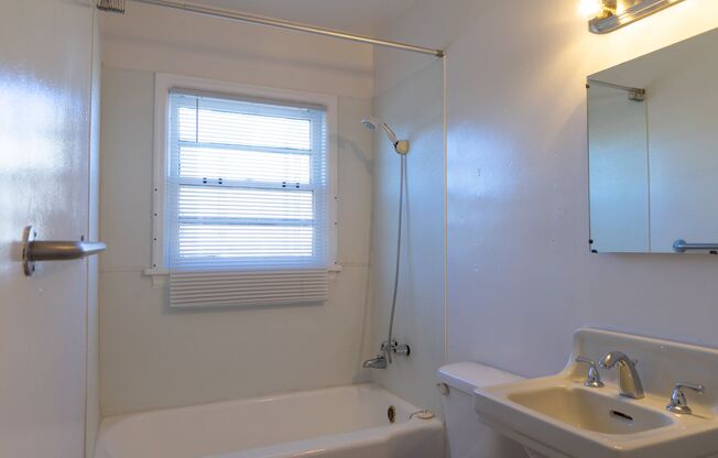 Finally, a Place That’s All Yours — Cozy Downtown 1bd/1bth Awaits!