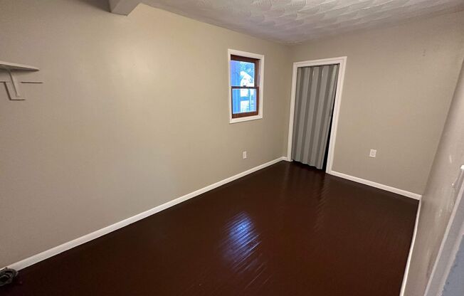 3 beds, 1 bath, $1,250, Unit Unit 1