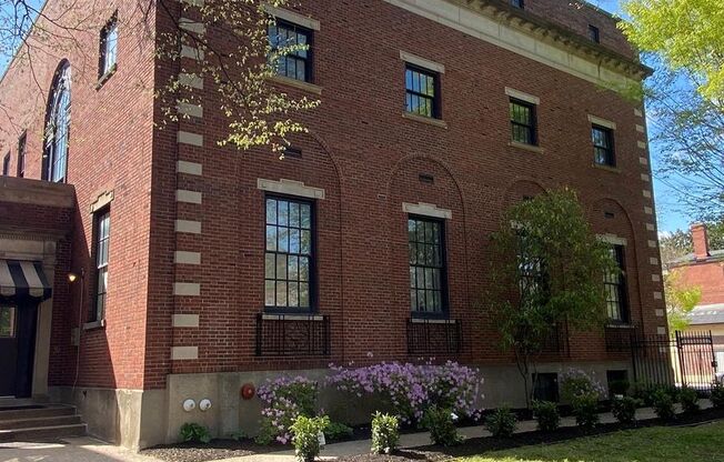 Beautifully Updated 2 Bedroom, Close to Campus!