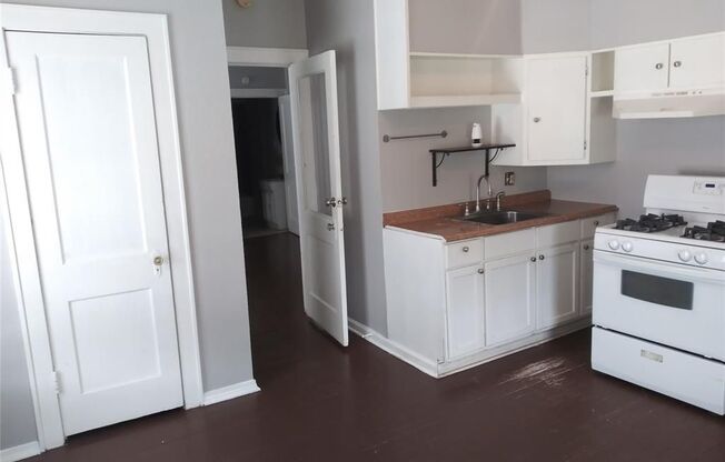 2 beds, 1 bath, 885 sqft, $995, Unit B