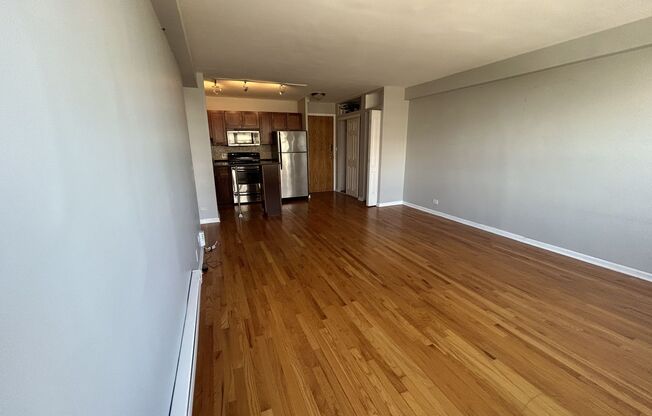 1 bed, 1 bath, 700 sqft, $1,950, Unit 418-1011