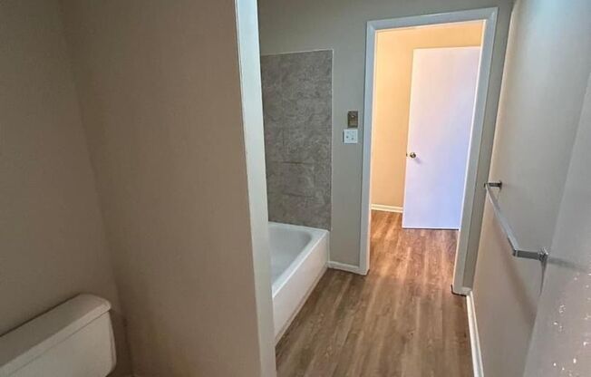 2 beds, 1 bath, 750 sqft, $950, Unit #9 9847