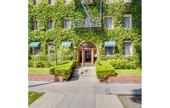 Huge One Bedroom with great light!  Newly remodeled with wood floors, large kitchen, full-size appliances, private vanity room, and new bathroom. Great living in the Miracle Mile.