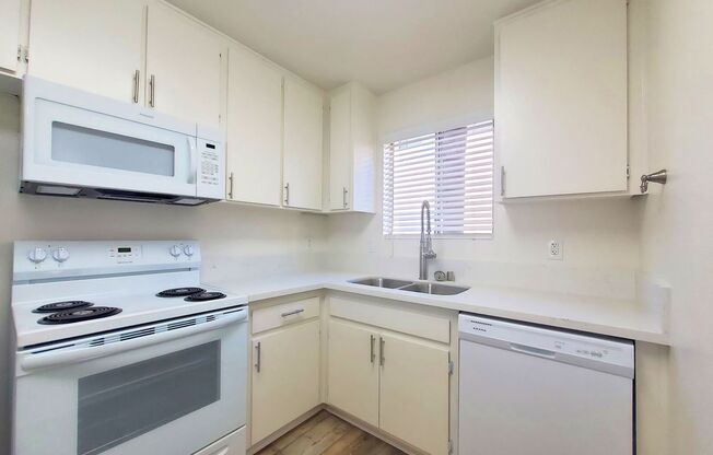 2 beds, 1.5 baths, 992 sqft, $2,295, Unit 06