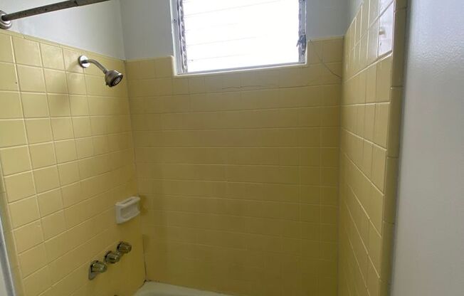 Convenient 1 Bedroom, 1 Bath, 1 Parking  Near Waikiki