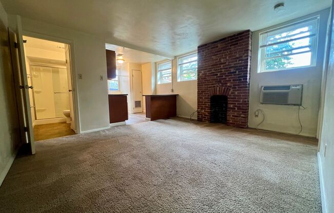 Charming One Bedroom in Oakland! Ample Natural Light! Call Today!