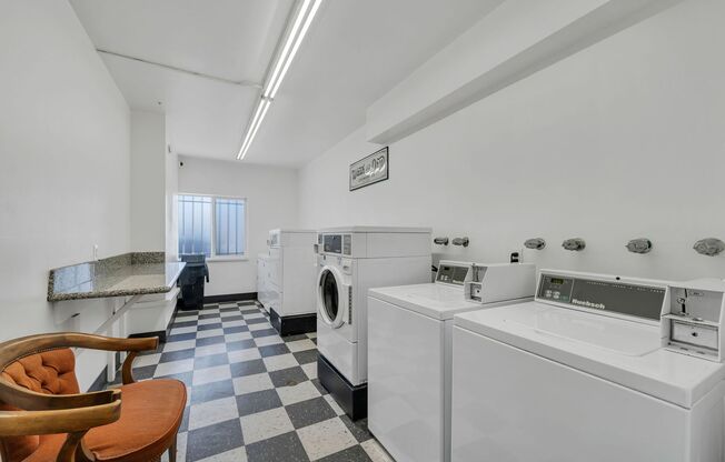 Studio, 1 bath, 450 sqft, $1,299, Unit 32