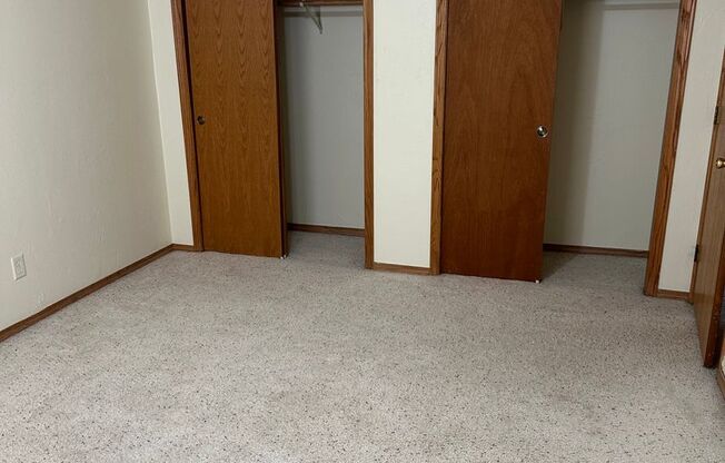 2 beds, 1 bath, $850, Unit 08