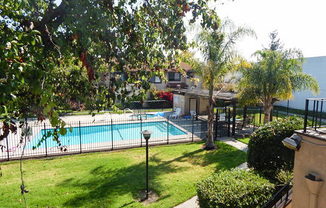 Upper Unit Condo Close to 880