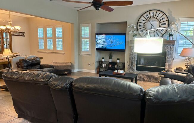 5/3 (3521 sqft)-Pool, Firepit, Dog Run, Outside BBQ, Fireplace - THIS HOUSE HAS IT ALL!
