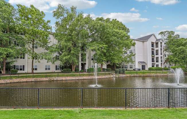 The Lincoln at Fair Oaks apartments fountain in front of a pond