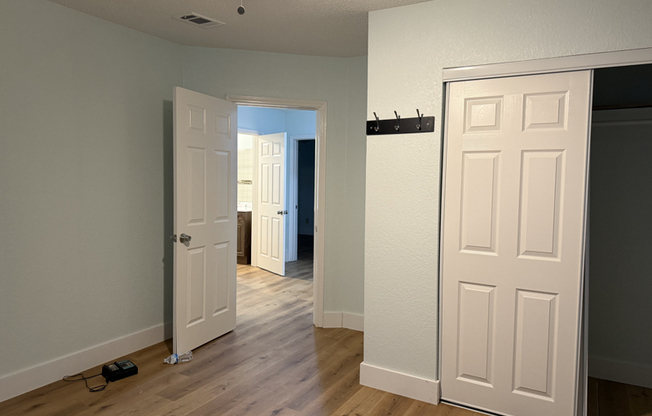 2543 E ANN ARBOR AVE