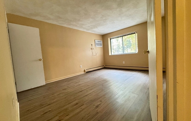 2 beds, 1 bath, 1,020 sqft, $2,300, Unit E112