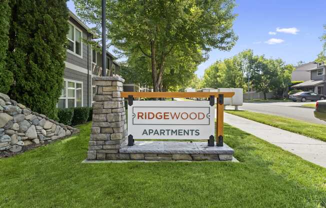 a sign that says ridgewood apartments