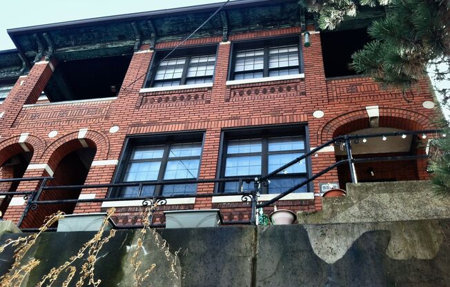 *** Large 3 & 4 Bedroom Apartments in Squirrel Hill * Pet Friendly * Sunroom, patios, spacious homes * Available Now ***