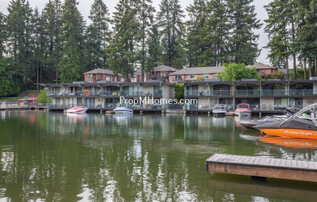 Gorgeous One Bedroom Lakeside Condo in Lake Oswego! Deposit Special!