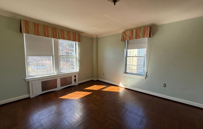 3 beds, 2 baths, 1,952 sqft, $3,200, Unit Royal York 916