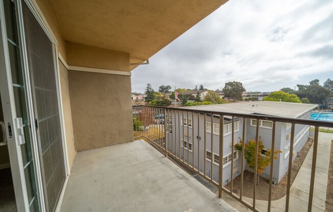 2 beds, 1 bath, $2,200, Unit 114