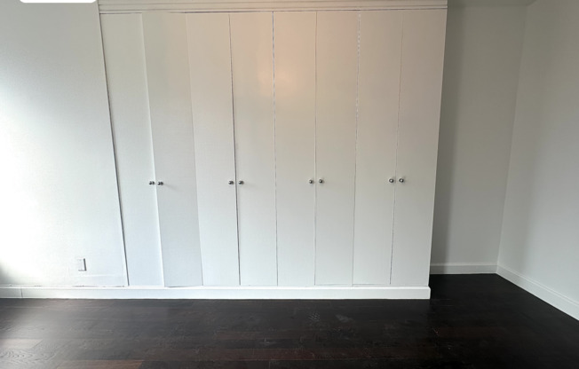 359 W 53 ST