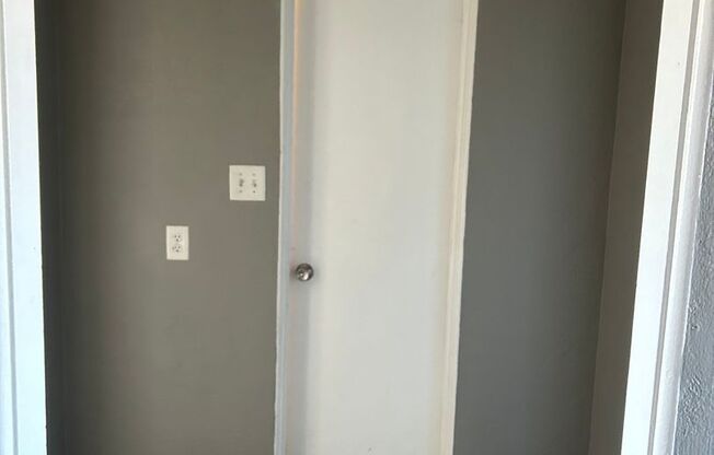 2 beds, 1 bath, 750 sqft, $1,070, Unit B08 1050 14