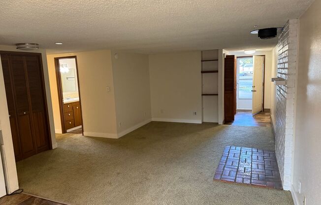 2 beds, 1 bath, $1,700, Unit 1009