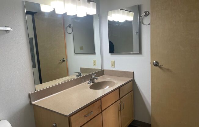2 beds, 1 bath, 856 sqft, $1,900, Unit 602