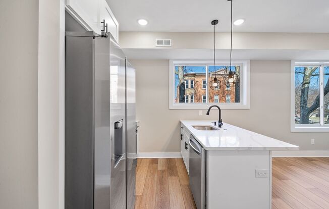 2 beds, 2 baths, 858 sqft, $1,749, Unit 212