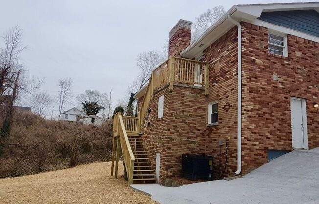 Updated 3 Bed, 2 Bath Ranch Home!!! ---- Great Backyard !!