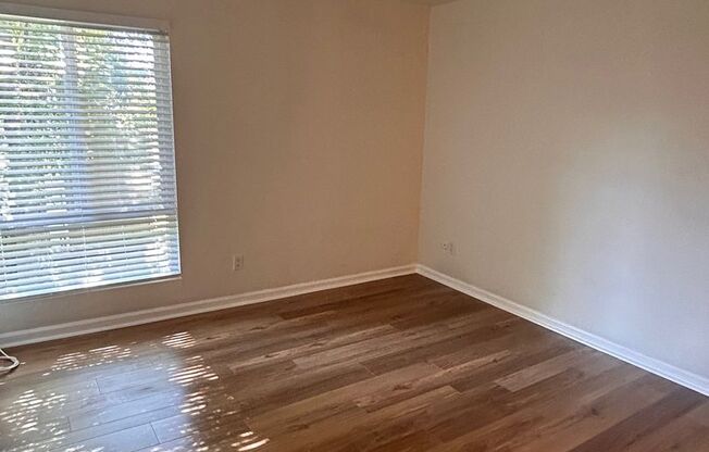 2 beds, 1 bath, $2,195