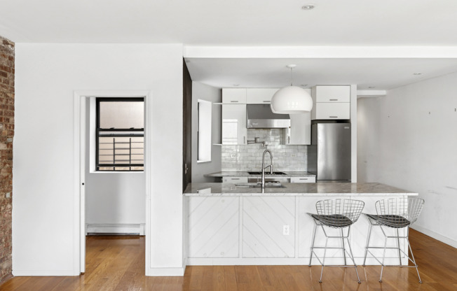 319 E 105 ST
