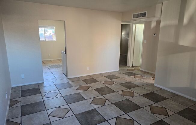 2 beds, 1 bath, 750 sqft, $1,095, Unit UNIT 4