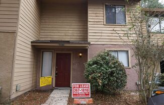 2 Bedroom 2.5 Bath Townhome located in Arlington