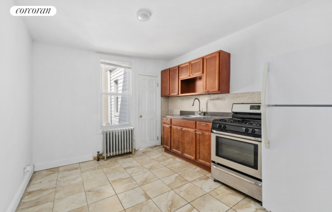 2 beds, 1 bath, $2,500, Unit 2RR