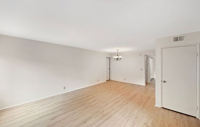 Charming 2BD/2BA Condo in La Jolla Village W/ A/C, Washer/Dryer, & Pool/Spa!