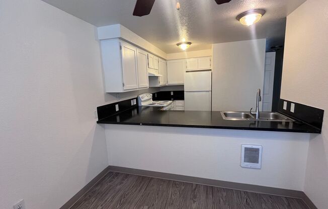 2 beds, 1 bath, 875 sqft, $1,350, Unit 127-40