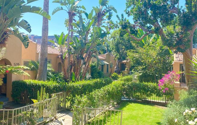 5225 De Longpre Ave