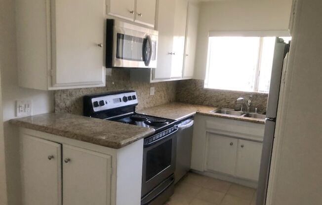 (6121) 1030 N Harper Ave.