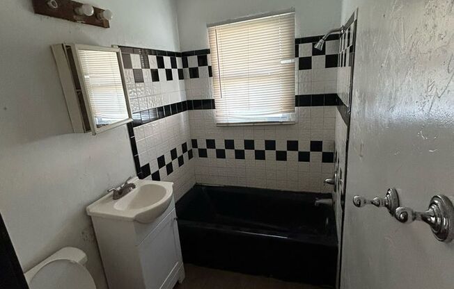 2 beds, 1 bath, $900