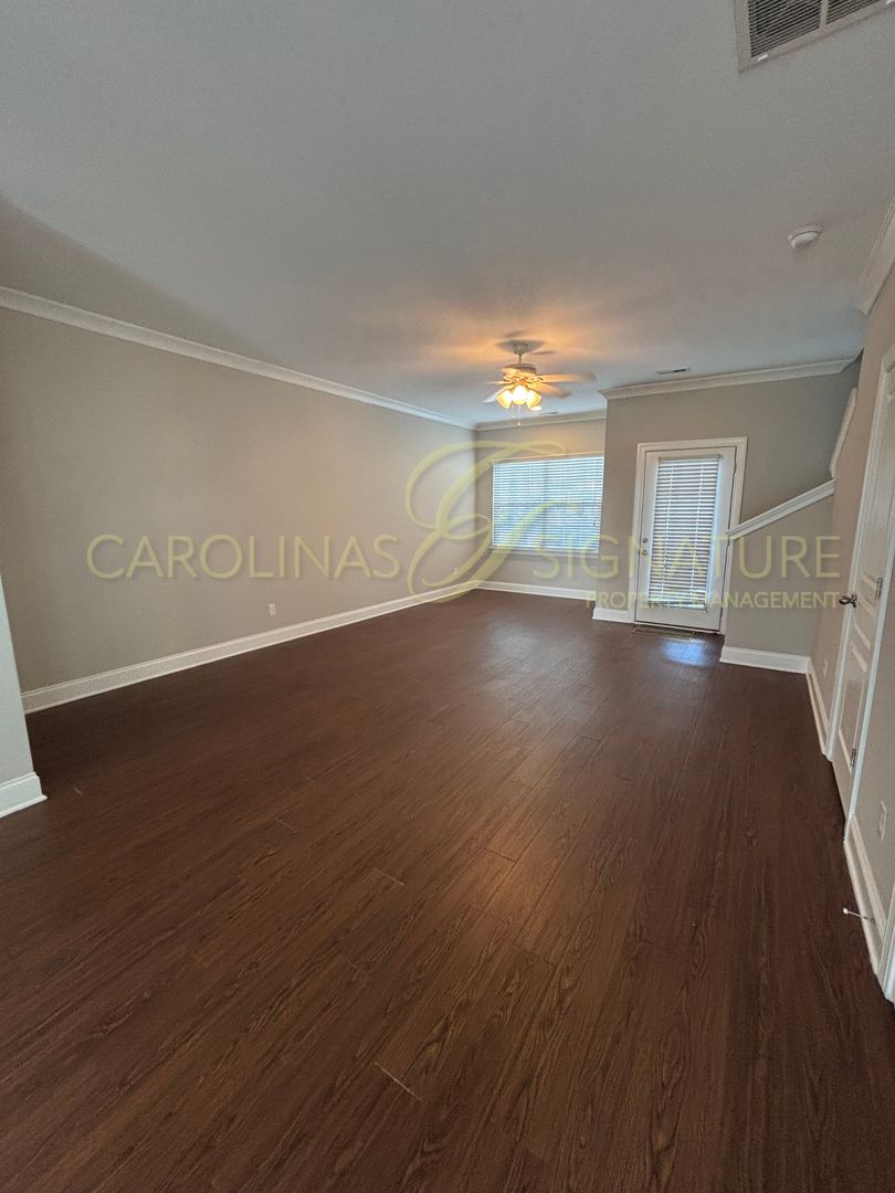 3BR/2.5BA Townhouse in Settlers Landing; End Unit
