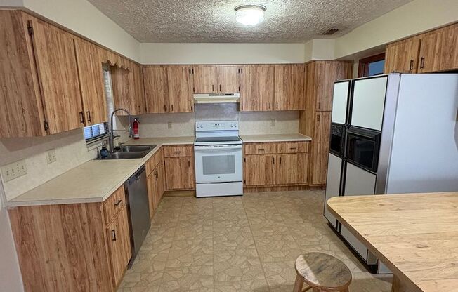 2/2/2 home with fenced backyard in Ft Pierce