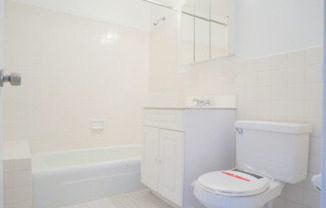 1 bed, 1 bath, $4,900, Unit 17B