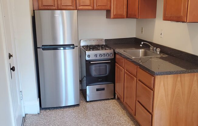 2 beds, 1 bath, 710 sqft, $3,100, Unit 01-010