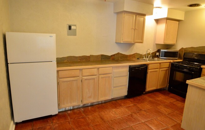 2 beds, 1 bath, $1,700, Unit # 3