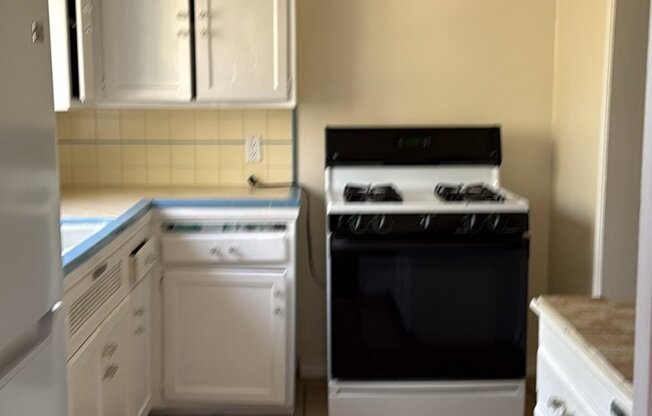 664 W GLENOAKS BLVD
