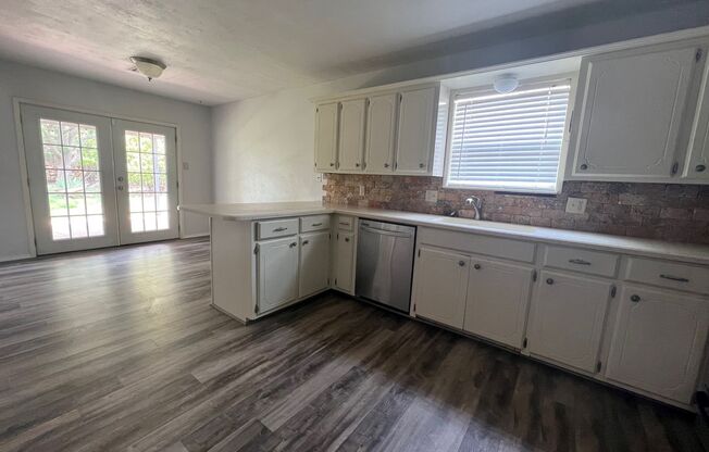 3 beds, 2 baths, $1,500