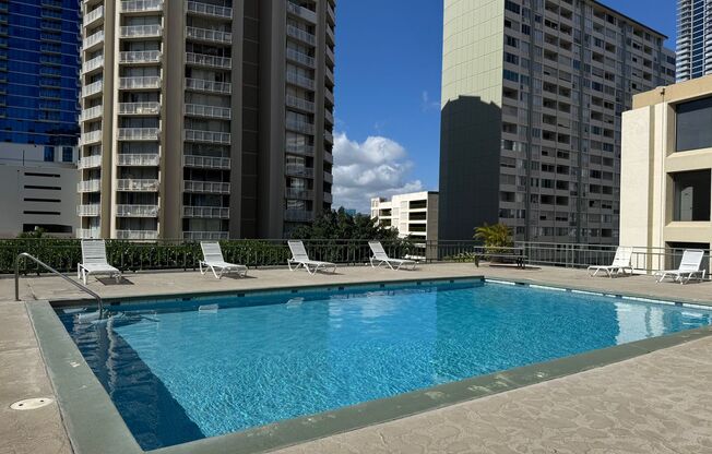 Studio with A/C & full kitchen in Ala Moana Area