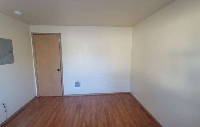 2 beds, 1 bath, 850 sqft, $1,295, Unit A