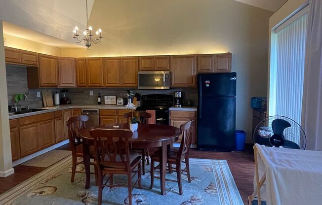 2 beds, 1 bath, $1,800, Unit unit 39C