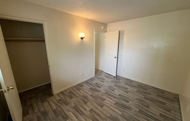 2 beds, 1 bath, $950, Unit 13