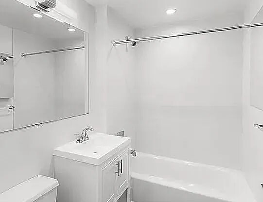 2 beds, 1 bath, $4,700, Unit 214